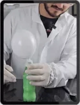 Trecho do vídeo: Lucas fazendo o experimento da bexiga