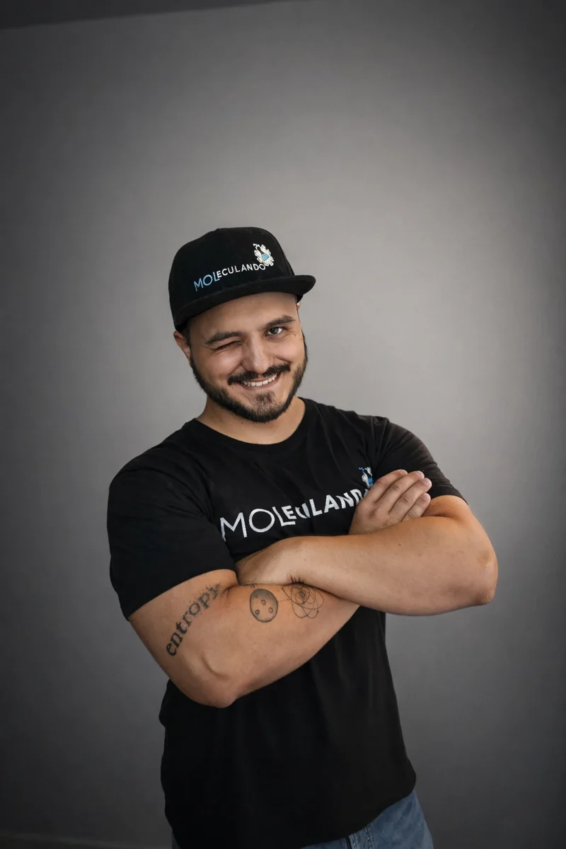 Prof. Lucas Moreno sorrindo, de braços cruzados